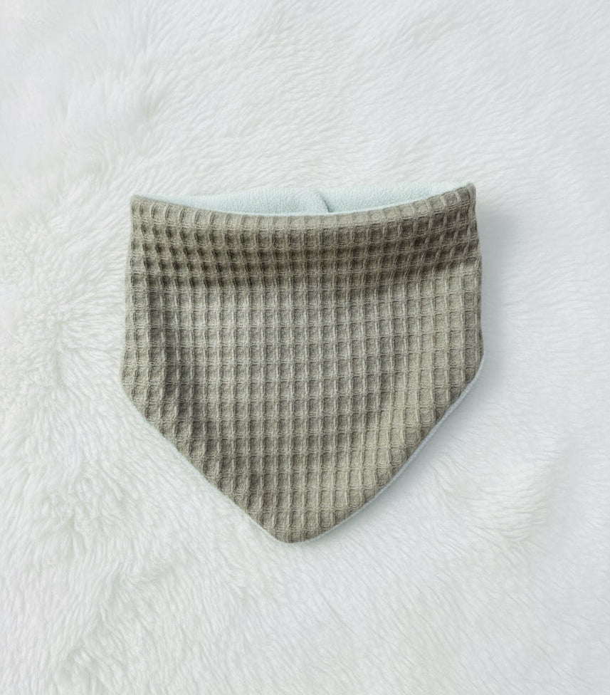 Bavoir bandana nid d’abeille