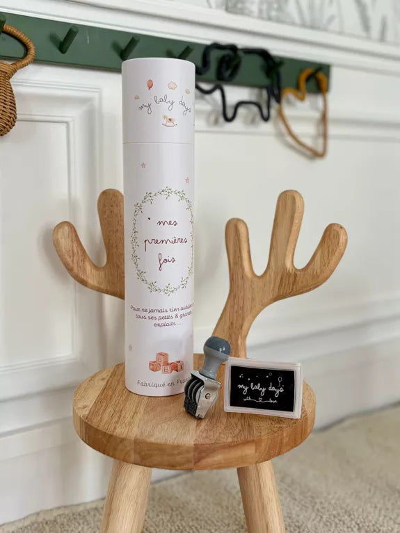 Coffret complet Mes Premières Fois - Affiche 'Classique' (Affiche + Tampon + Encrier + Porte-Affiche + Tube Cadeau)