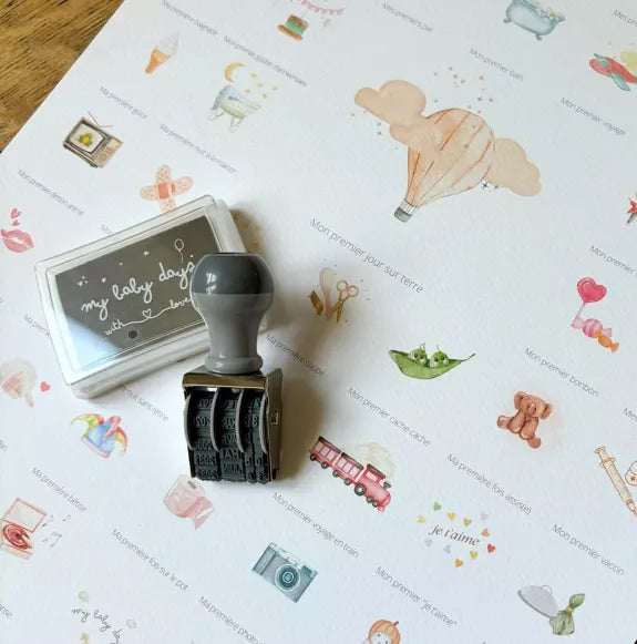 Coffret complet Mes Premières Fois - Affiche 'Soft Balloon' (Affiche + Tampon + Encrier + Porte-Affiche + Tube Cadeau)