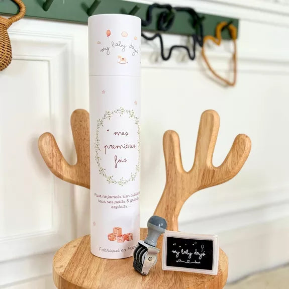 Coffret complet Mes Premières Fois - Affiche 'Je Grandis' (Affiche + Tampon + Encrier + Porte-Affiche + Tube Cadeau)