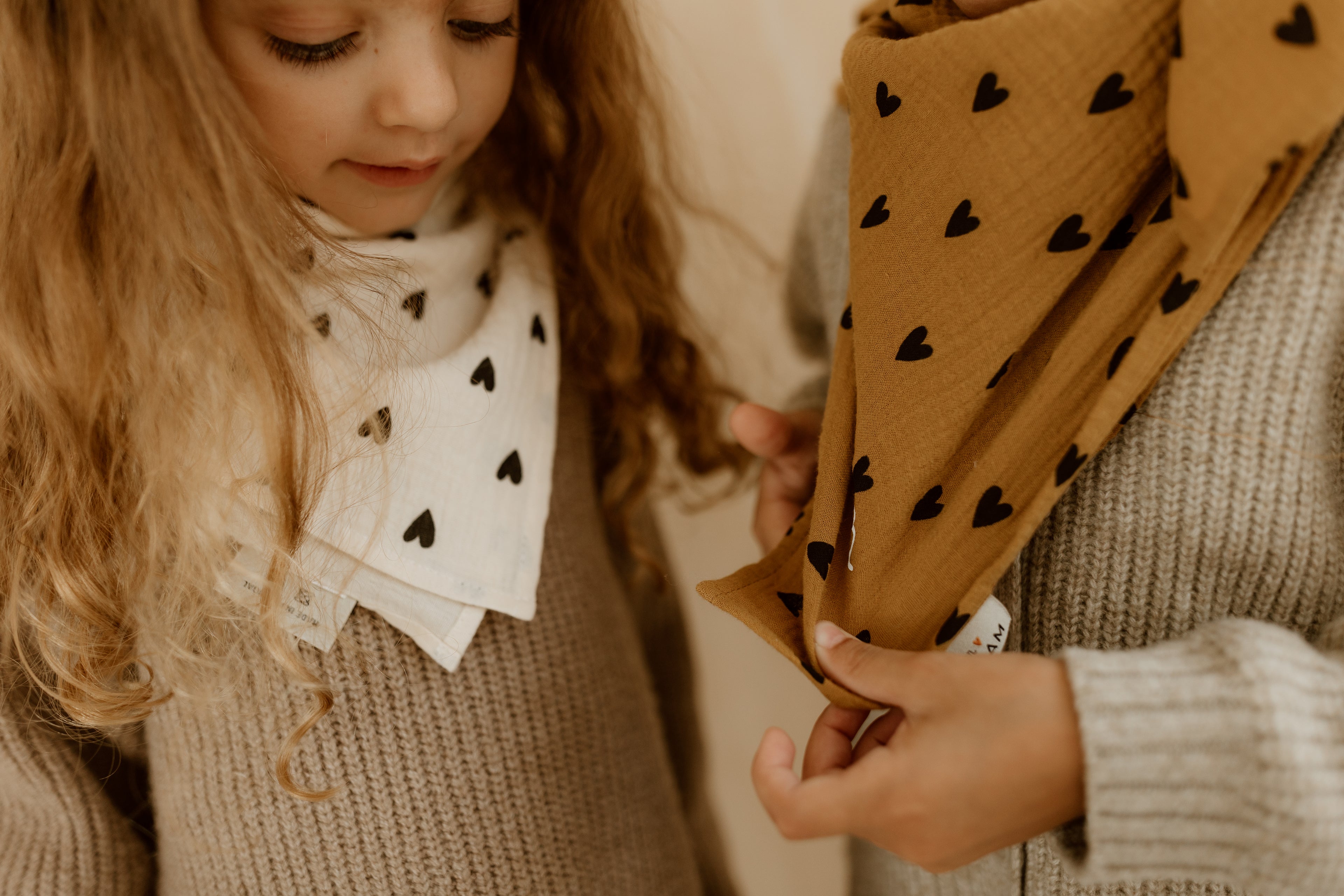 Foulard - Gaze beige cœurs noirs