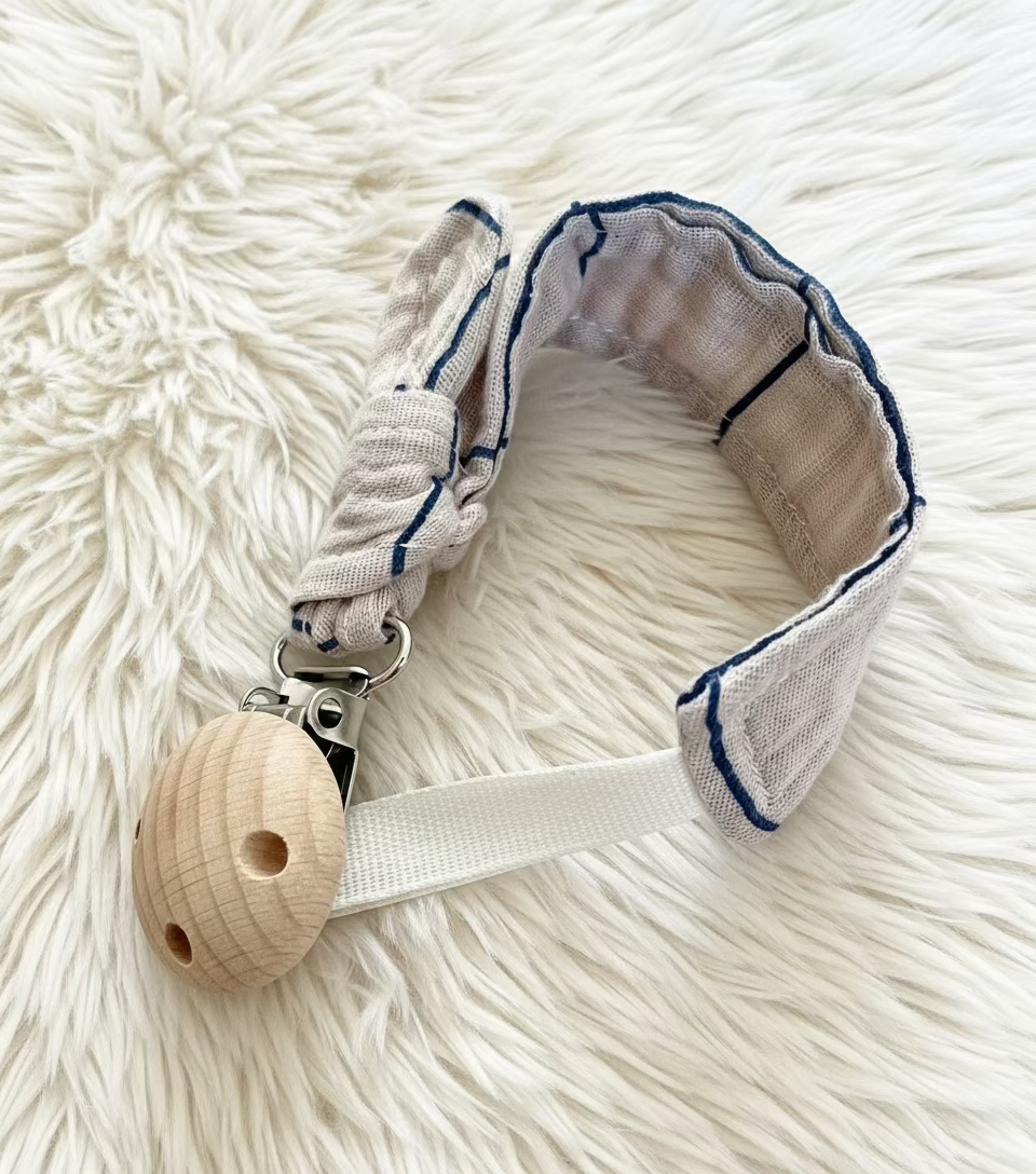 Attache tétine double gaze Carreaux grège