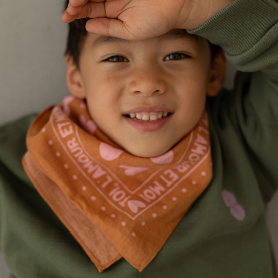 FOULARD COEURS 55CM Marron/ Rose