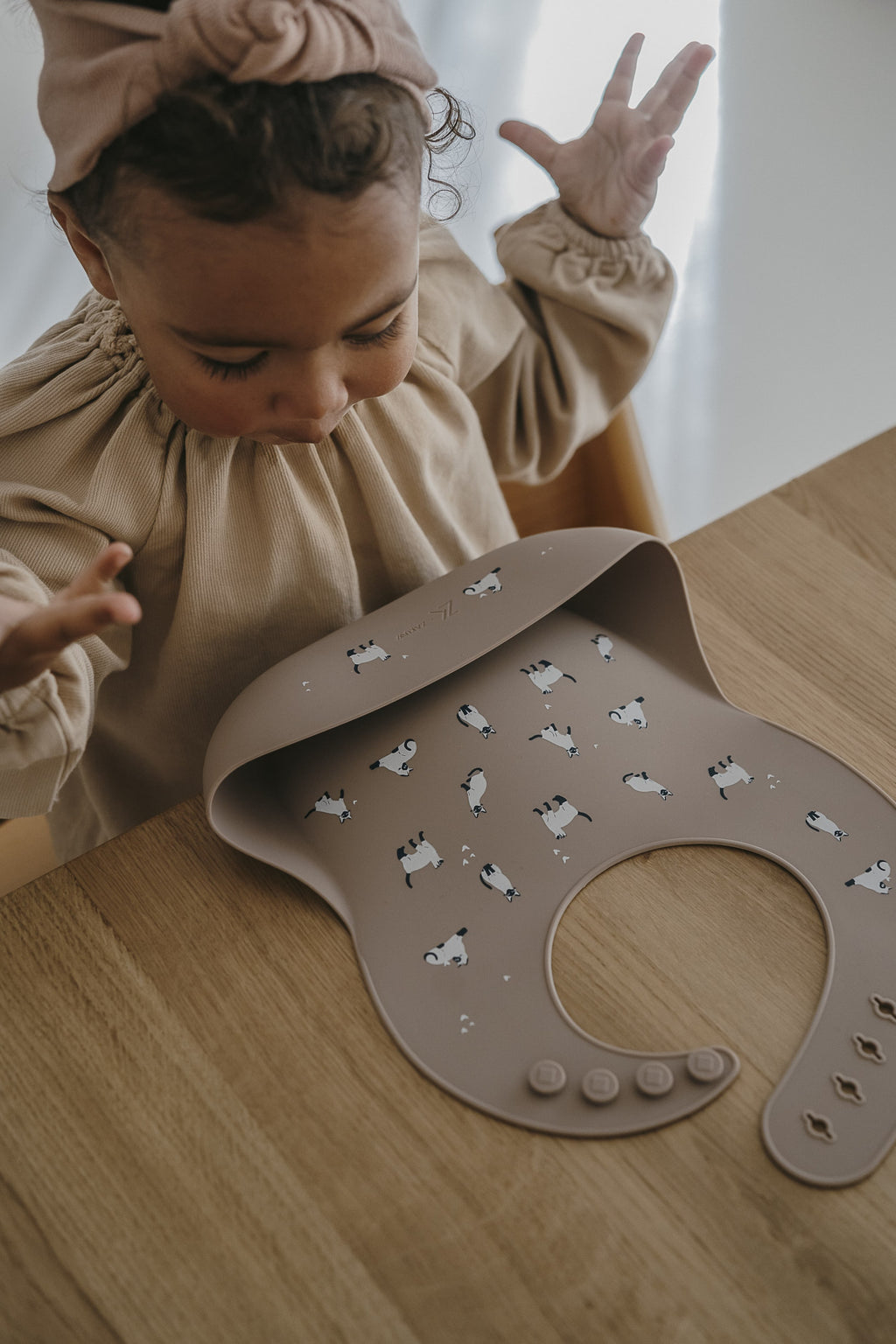 Bavoir en silicone - Minouche Taupe