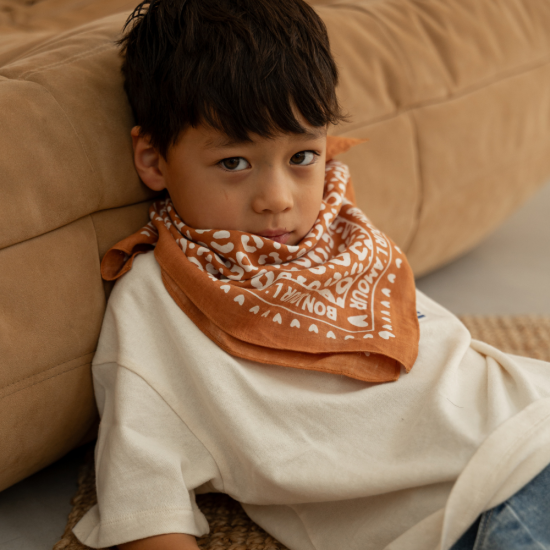 Foulard léopard 55cm fond marron / motif blanc