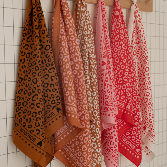 Foulard léopard 55cm fond marron / motif noir